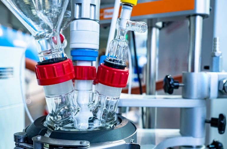 Proceso del agua destilada con insumos químicos en Ecuador