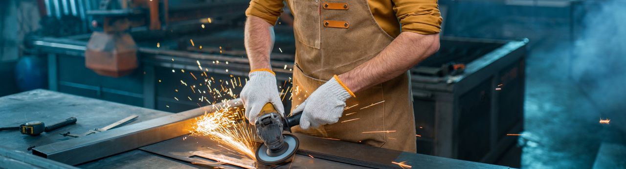 Técnico revisando el tratamiento de aguas con productos químicos de Verdecampo