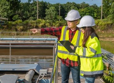 Expertos revisando consultoria técnica en Ecuador